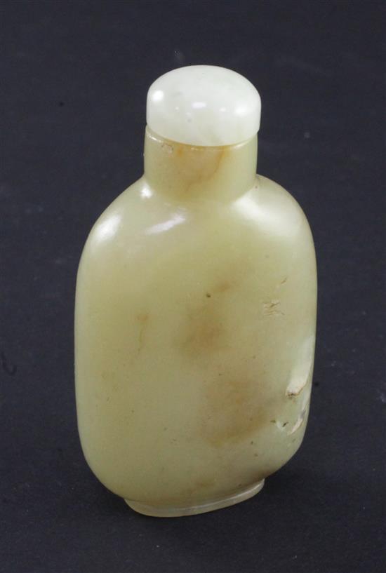 A Chinese yellow jade snuff bottle, 1750-1850, 5.2cm